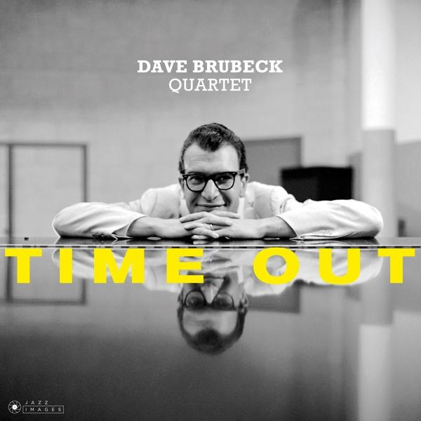 Dave Brubeck Quartet album, egy szemüveges férfi a zongoránál, a 'Time Out' felirattal.