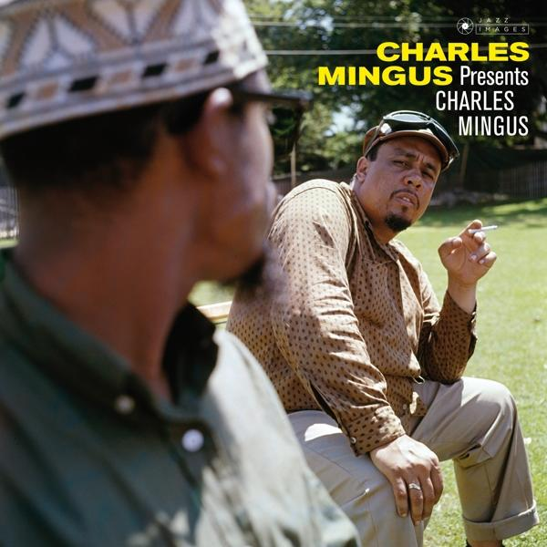 Album borító Charles Mingusszel, aki cigarettával ül, egy másik férfi a háttérben.