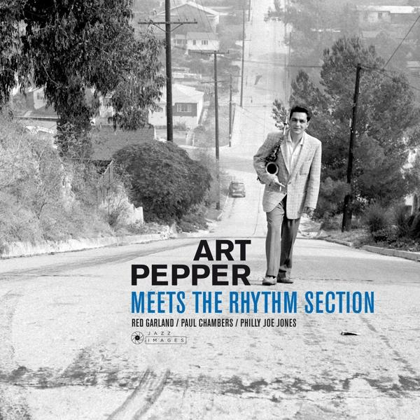 Art Pepper lemezborítója, amint egy úton sétál, alatta a 'Meets the Rhythm Section' felirattal.