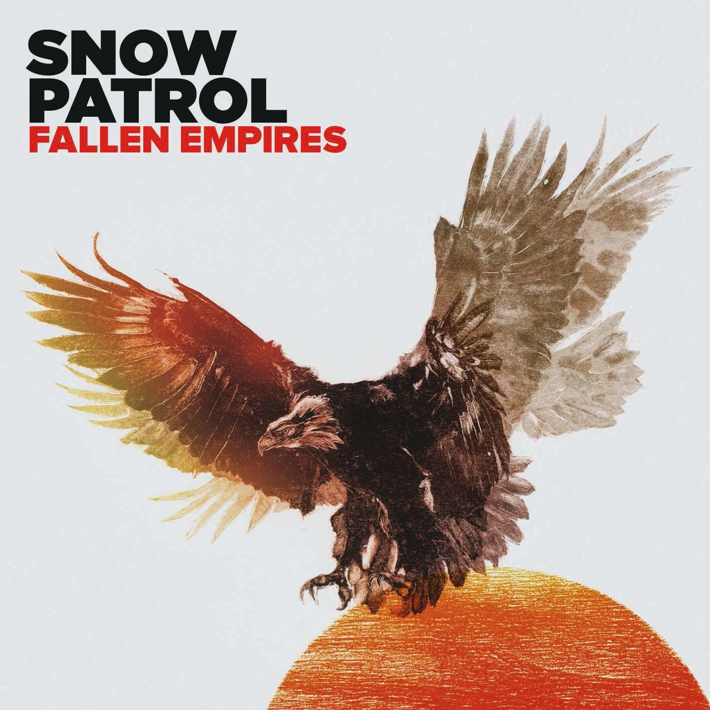 Egy sas szétterjesztett szárnyakkal egy narancssárga nap felett. Felül a 'Snow Patrol' és a 'Fallen Empires' felirat.