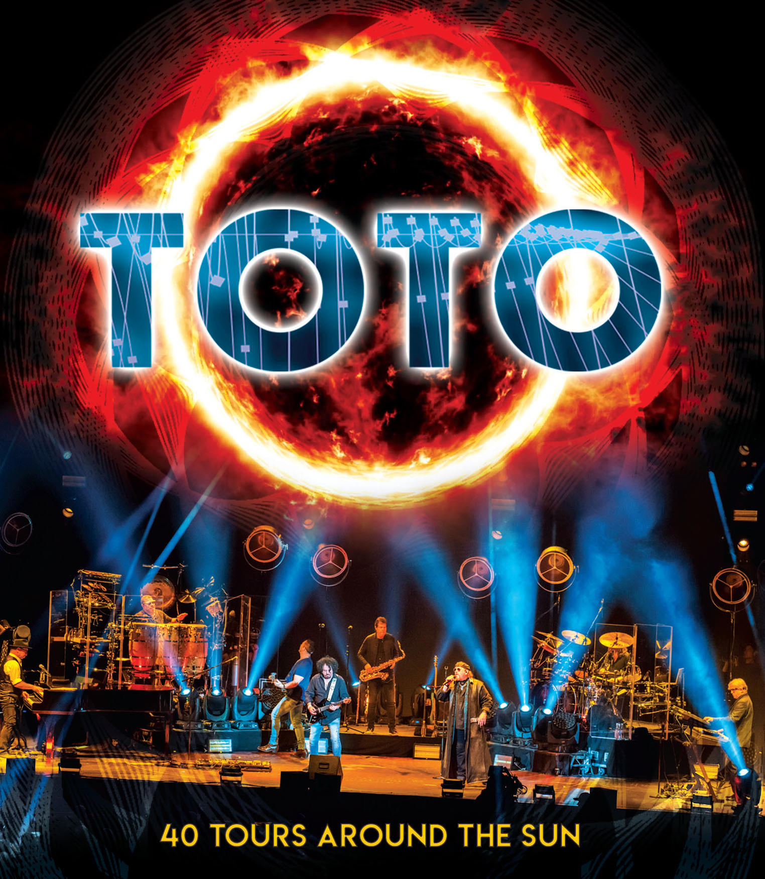 Konzertcover: Toto-Band auf der Bühne, helles Licht, Sonnengrafik. Titel: 40 Tours Around The Sun.