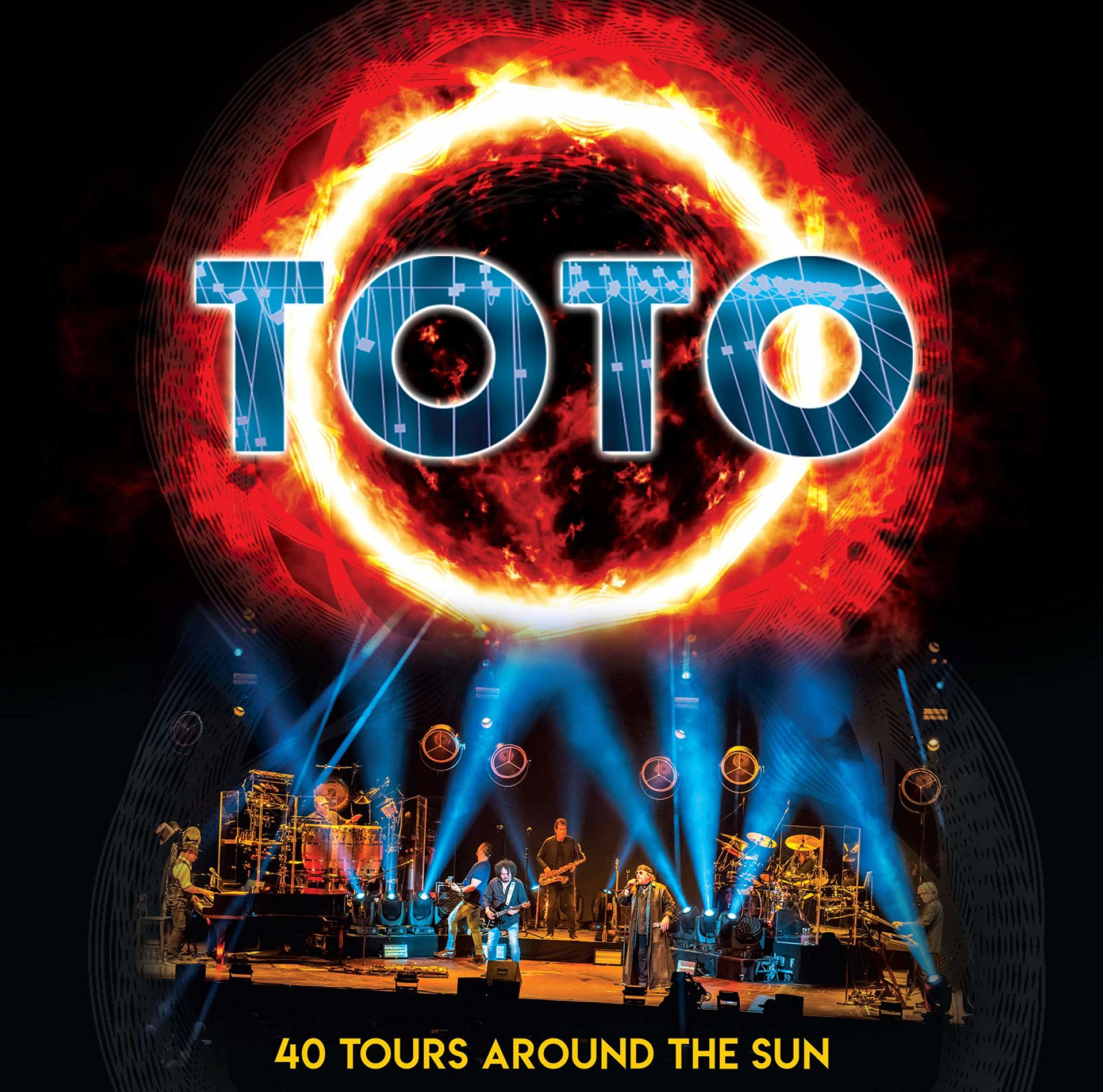 TOTO-Bandlogo in hellrotem Kreis mit Band, die auf der Bühne auftritt.