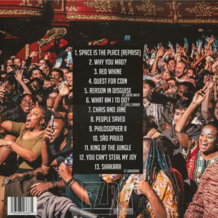 Eine Menge jubelnder Menschen vor einer Liste mit Songtiteln. Ein Barcode ist unten links.