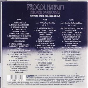 CD-Rückseite mit Titelliste, Albumtitel und Logos auf weißem und schwarzem Hintergrund.