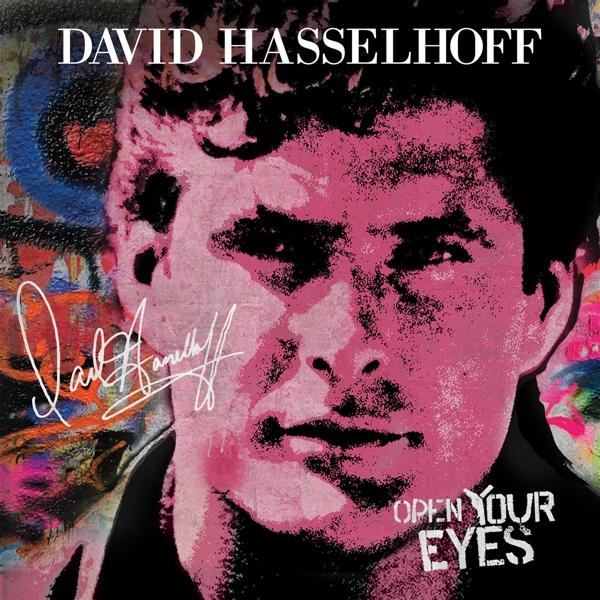 David Hasselhoff portréja pop art stílusban, színes graffitis fal előtt, az Open Your Eyes felirattal.