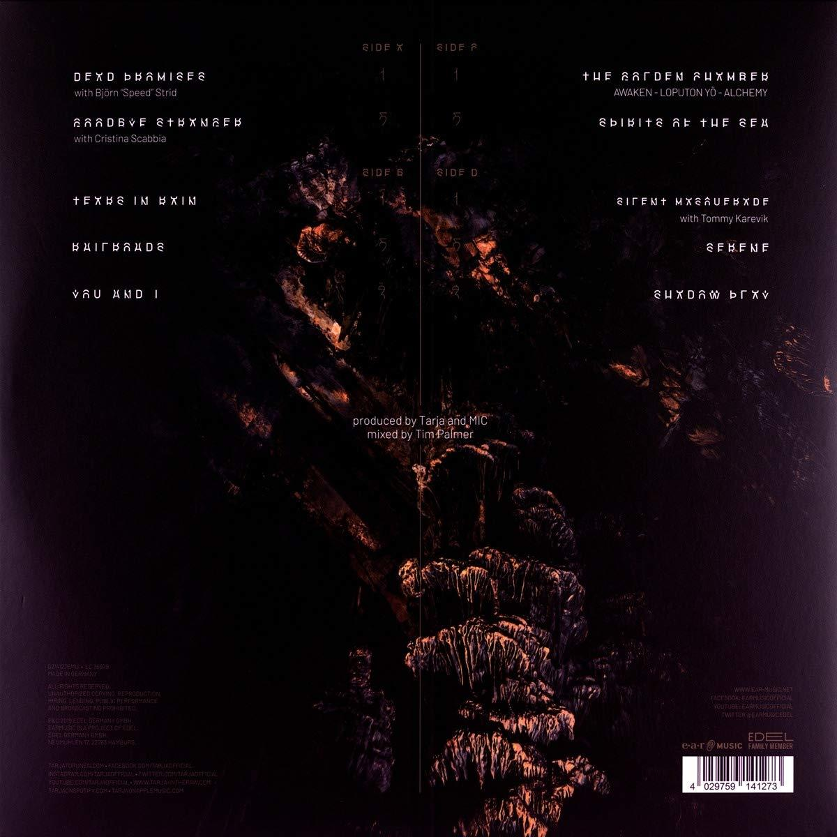 Dunkles Albumcover mit abstrakten Bildern, weißer Text. Seite X, Seite A, Seite D und Text über die Musikproduktion.