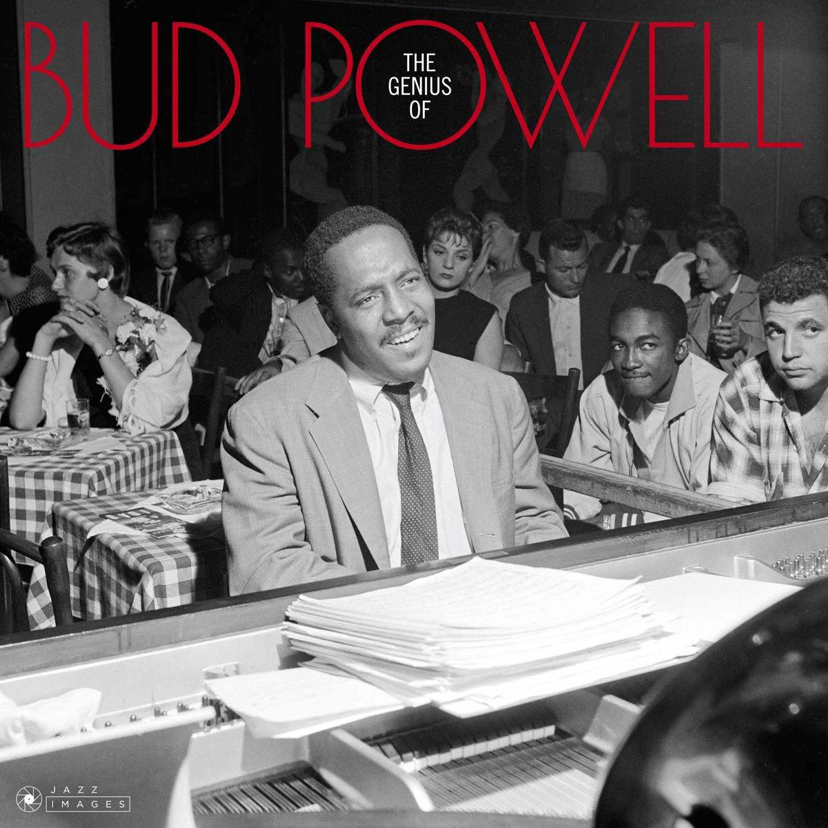 Bud Powell Albumcover. Mann im Anzug sitzt am Klavier mit anderen Leuten in einem Raum.