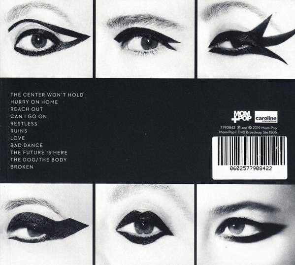 Nahaufnahme von Augen mit dramatischem Eyeliner und einer Titelliste.