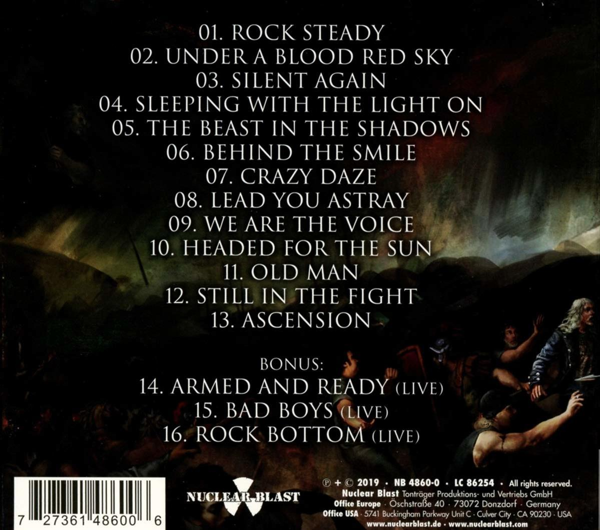 Rückseite einer CD mit Titelliste und Bildern auf weißem Hintergrund.
