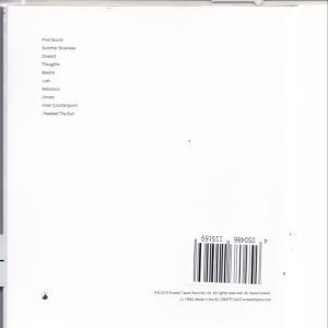 Albumcover mit einer Titelliste auf weißem Hintergrund. Unten befindet sich ein Barcode.