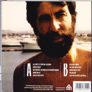 Rückseite eines CD-Covers. Mann mit Bart und ohne Hemd vor einem Gewässer.