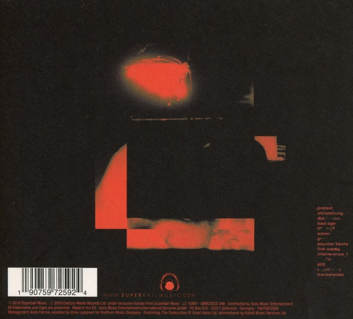 Albumcover mit abstrakten Formen und Text. Der Hintergrund ist schwarz.