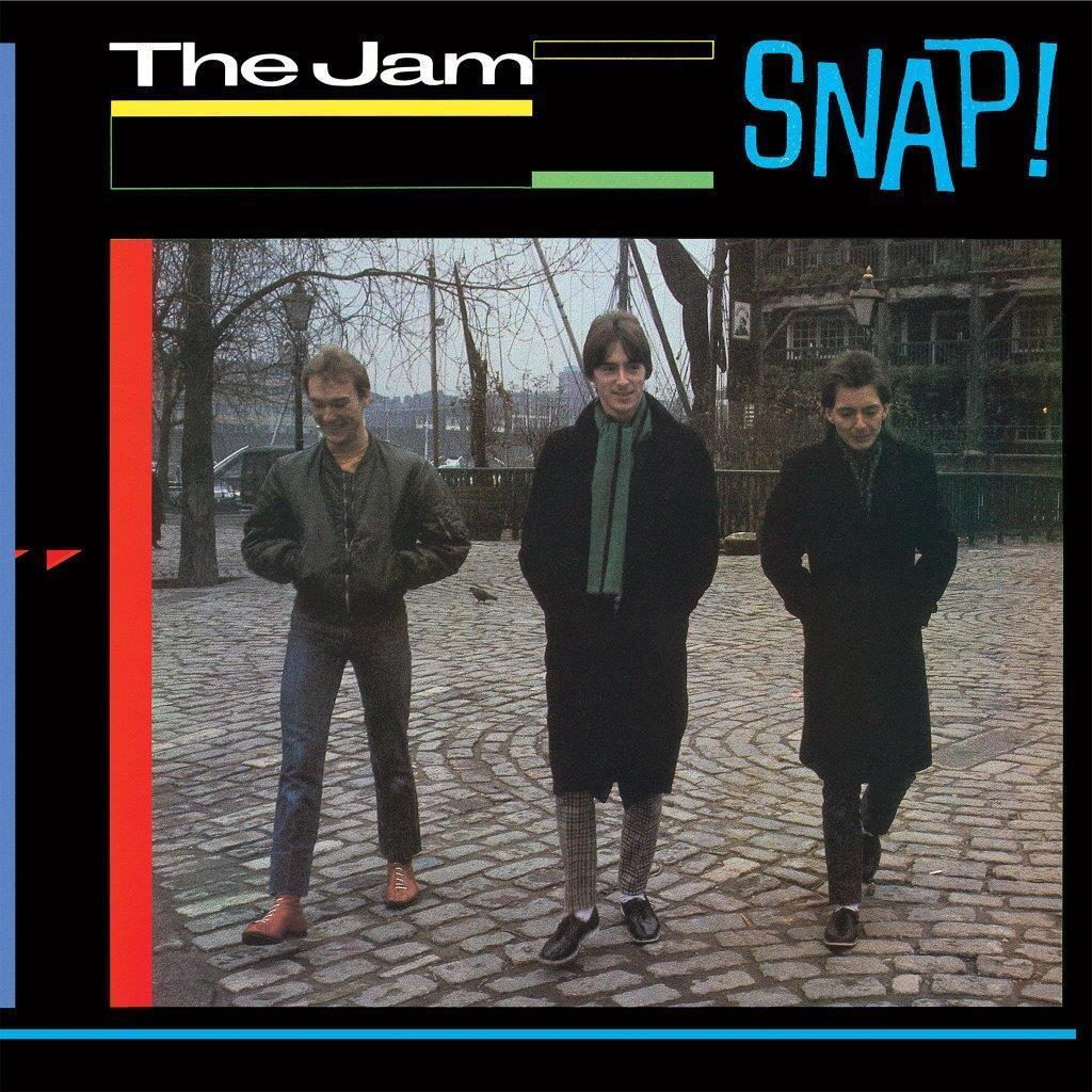 Drei Männer gehen eine Straße entlang. Das Albumcover der Band The Jam.