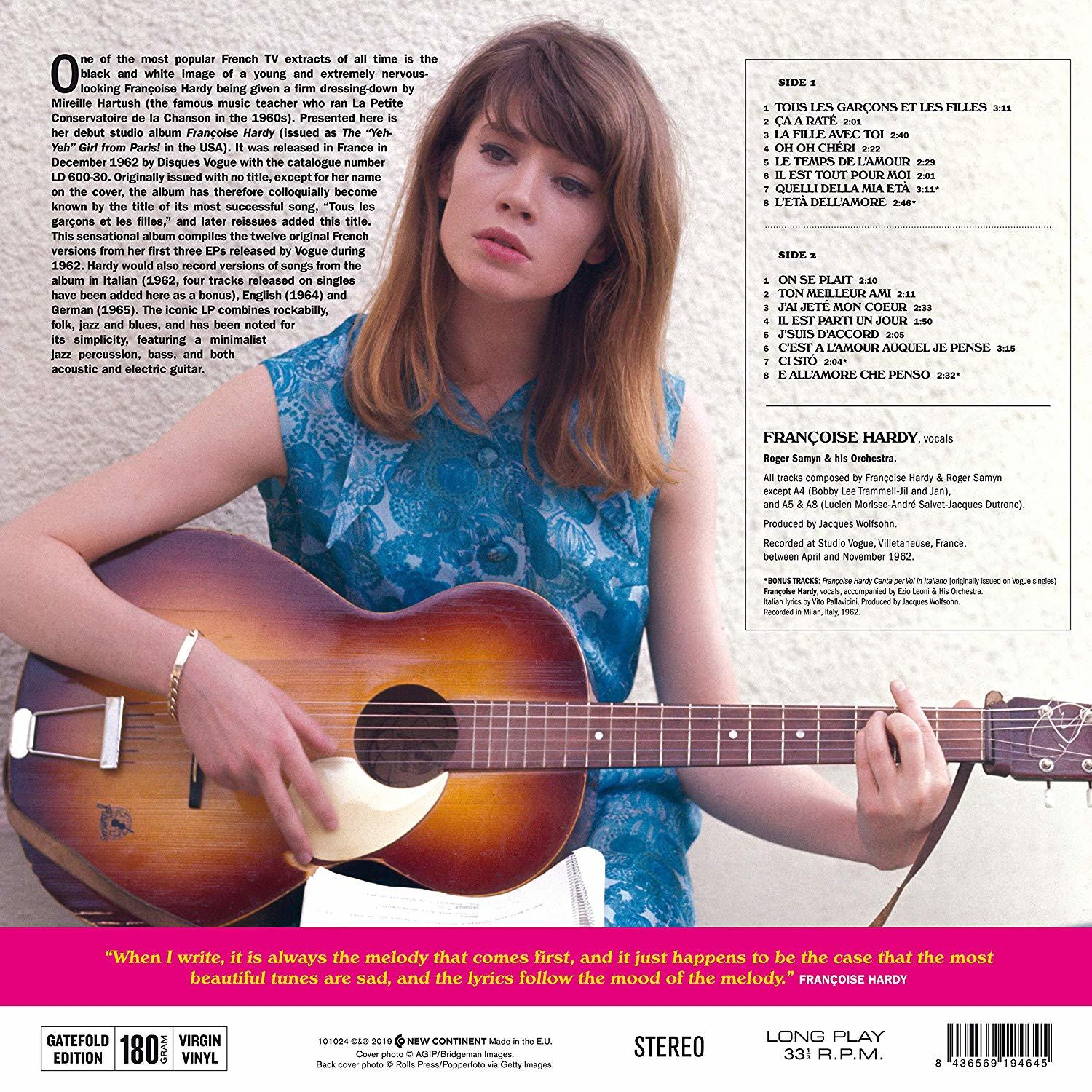 Françoise Hardy spielt Akustikgitarre, nahaufnahme Hände und Gitarre.
