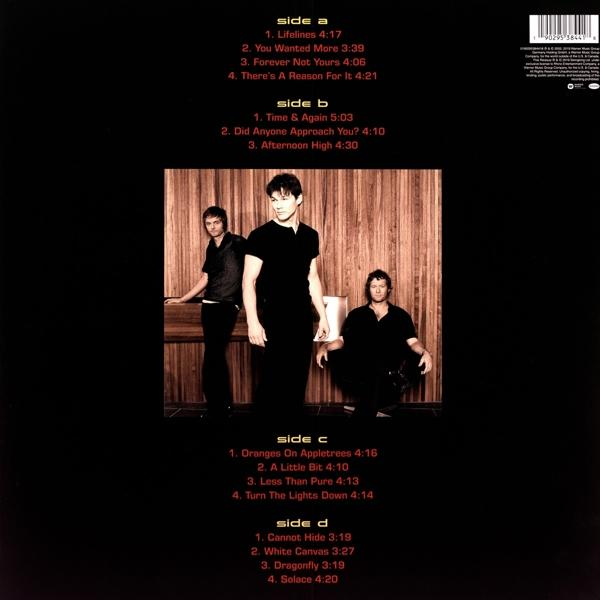 Rückseite einer CD mit drei Männern in schwarzer Kleidung, Songlisten in Rot, Brauntönen.