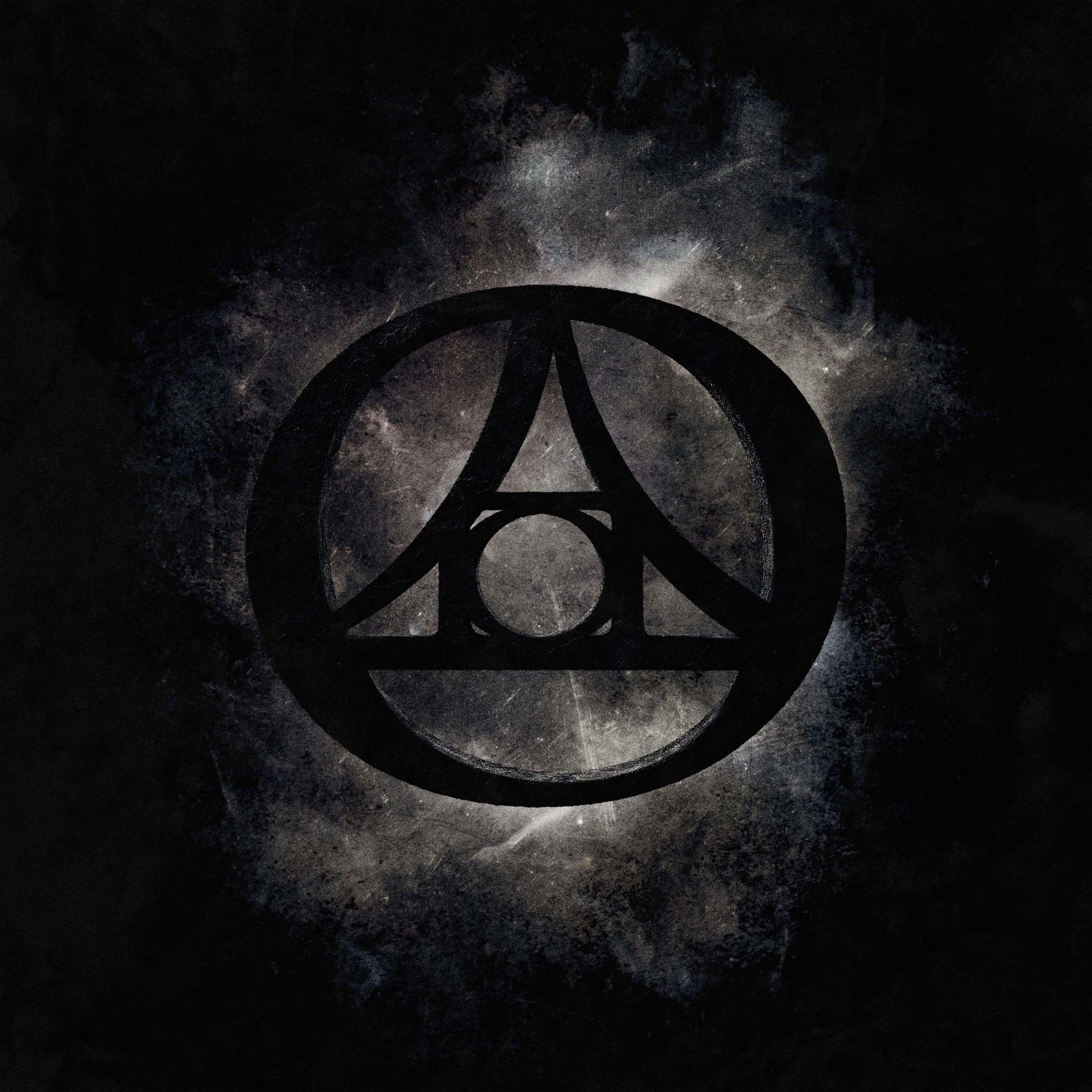 Symbole noir dans un cercle, fond avec un effet nuageux.