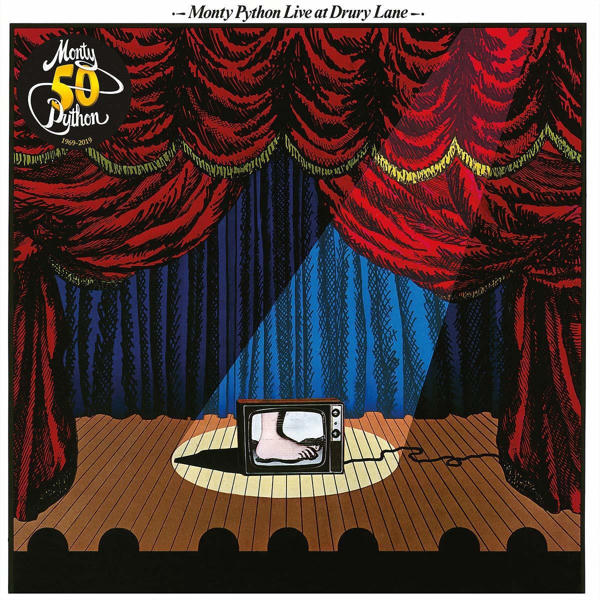 Pochette de l'album de Monty Python. Une scène avec des rideaux rouges, une télévision montrant un pied et un projecteur.