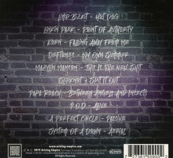 Albumcover mit Songtiteln auf einem Hintergrund aus Backsteinmauern.
