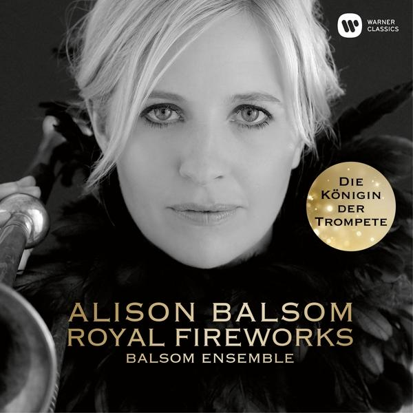 Pochette de l'album d'Alison Balsom. Femme aux cheveux blonds et aux plumes joue de la trompette. Texte : 'Royal Fireworks'.