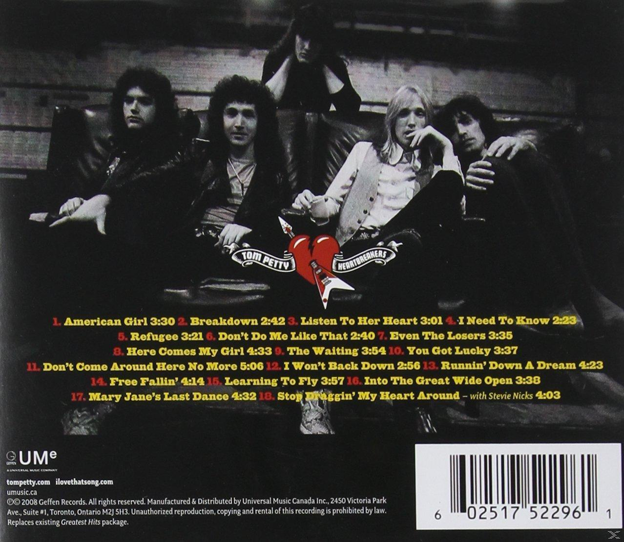 CD-Cover mit Bandmitgliedern auf einem Sofa. Die Titelliste steht darunter mit rotem Text.