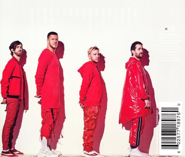 Albumcover mit einer Band, die in roten Outfits vor einem weißen Hintergrund posiert.