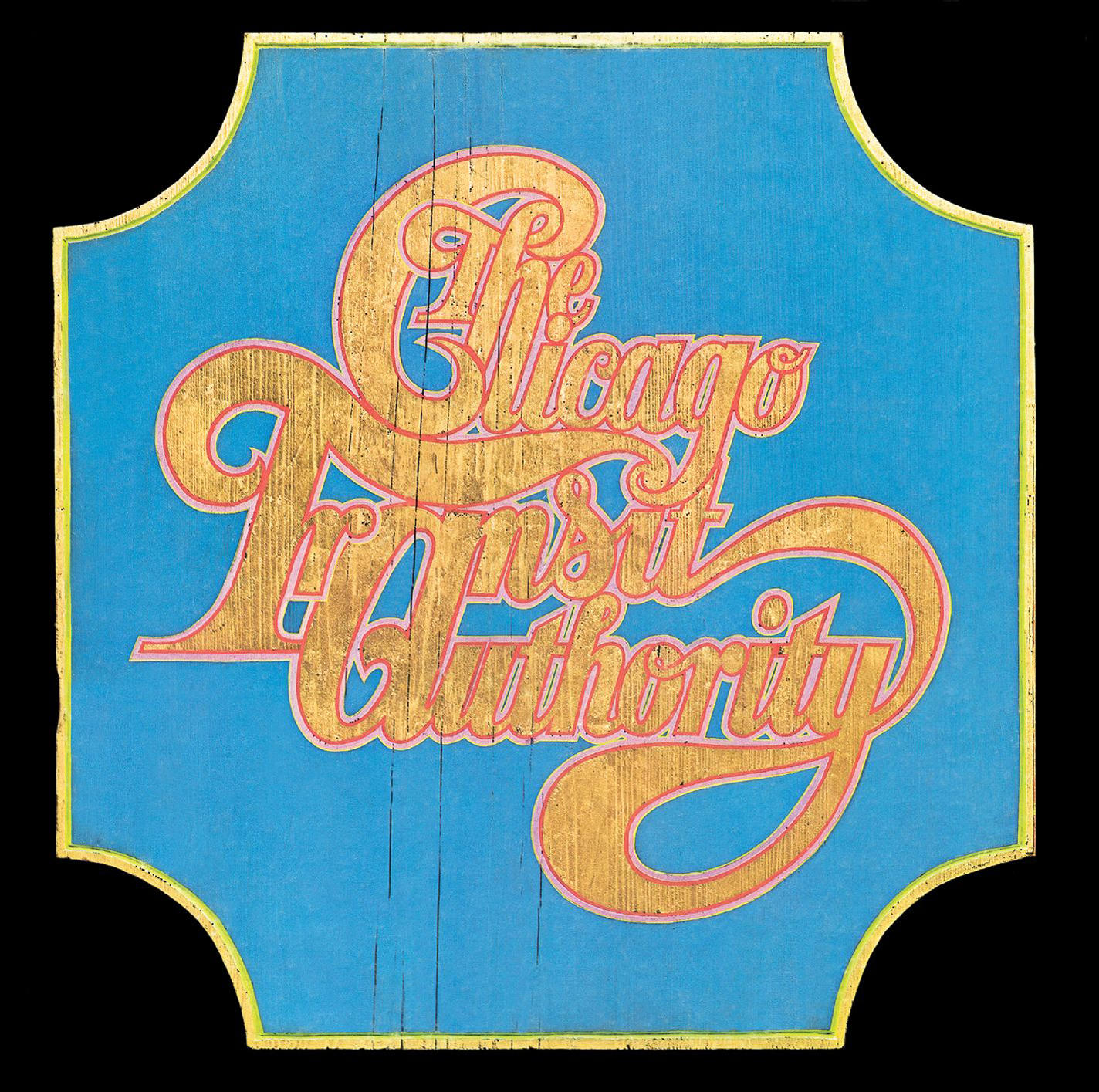Het bord van de Chicago Transit Authority, met een blauwe achtergrond. De woorden zijn goudkleurig met een roze rand.