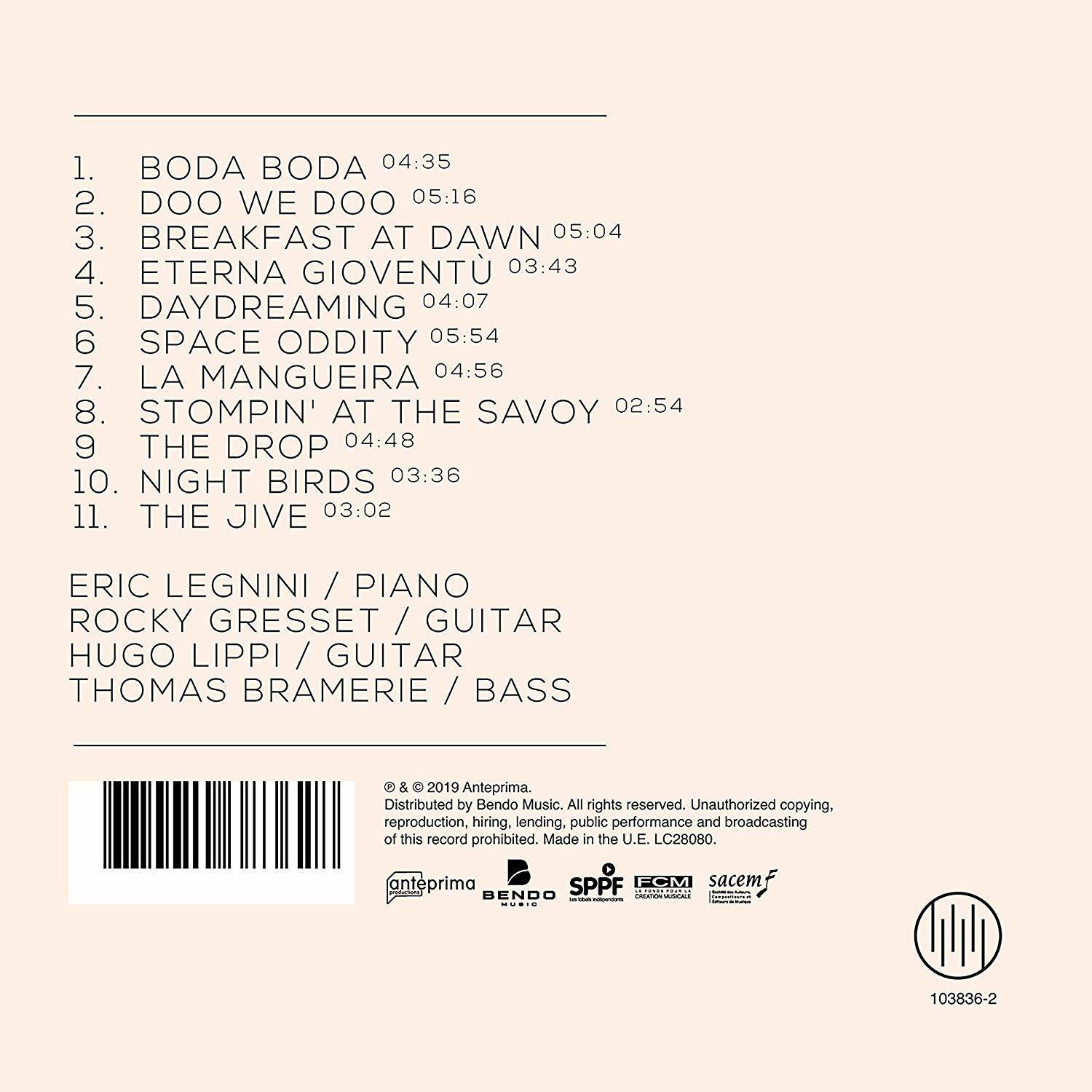 Albumcover mit Trackliste und Künstler- und Bandinformationen. Der Hintergrund ist weiß.