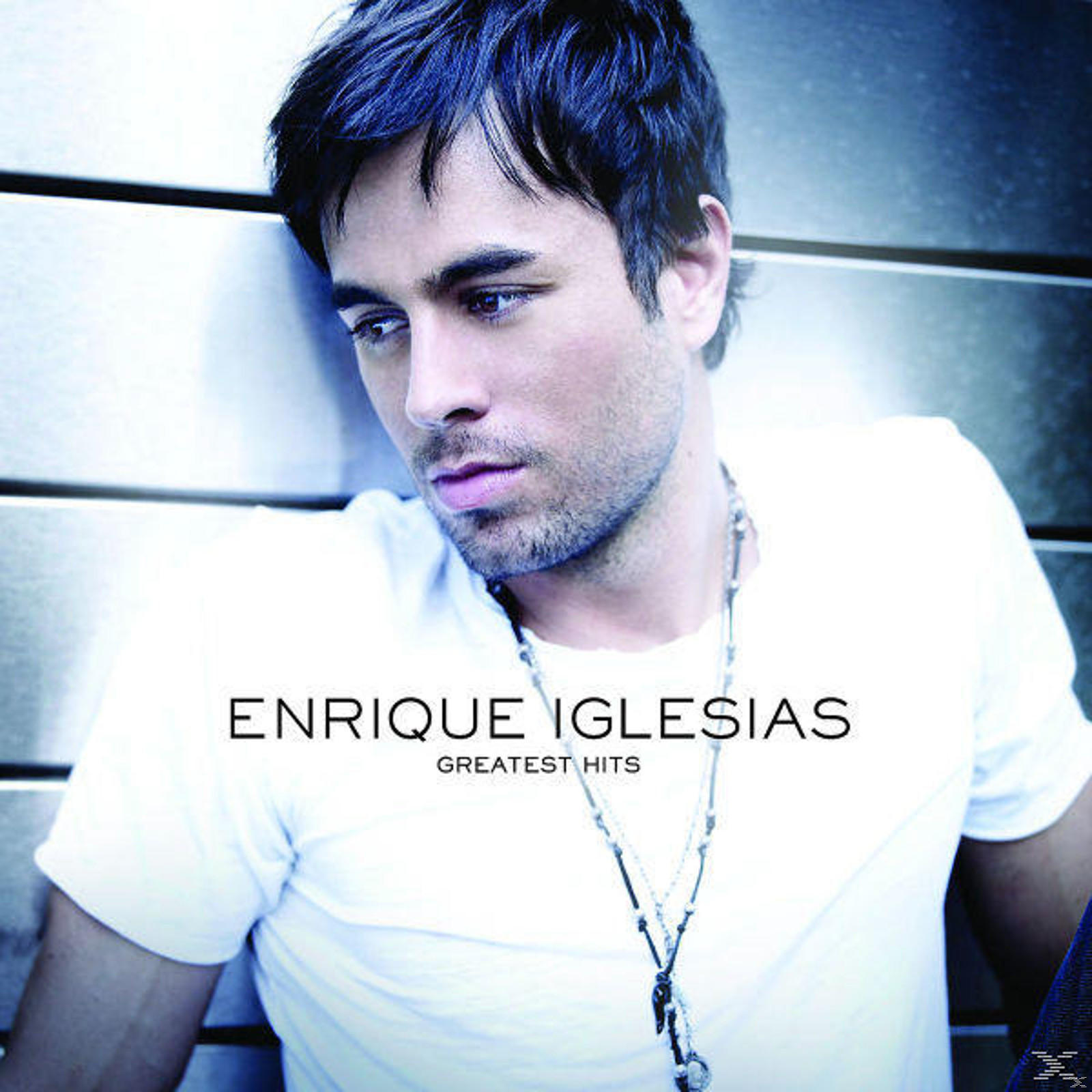 Enrique Iglesias Albumcover, Nahaufnahme des Gesichts, weißes T-Shirt, Halskette, Text: Enrique Iglesias Greatest Hits.