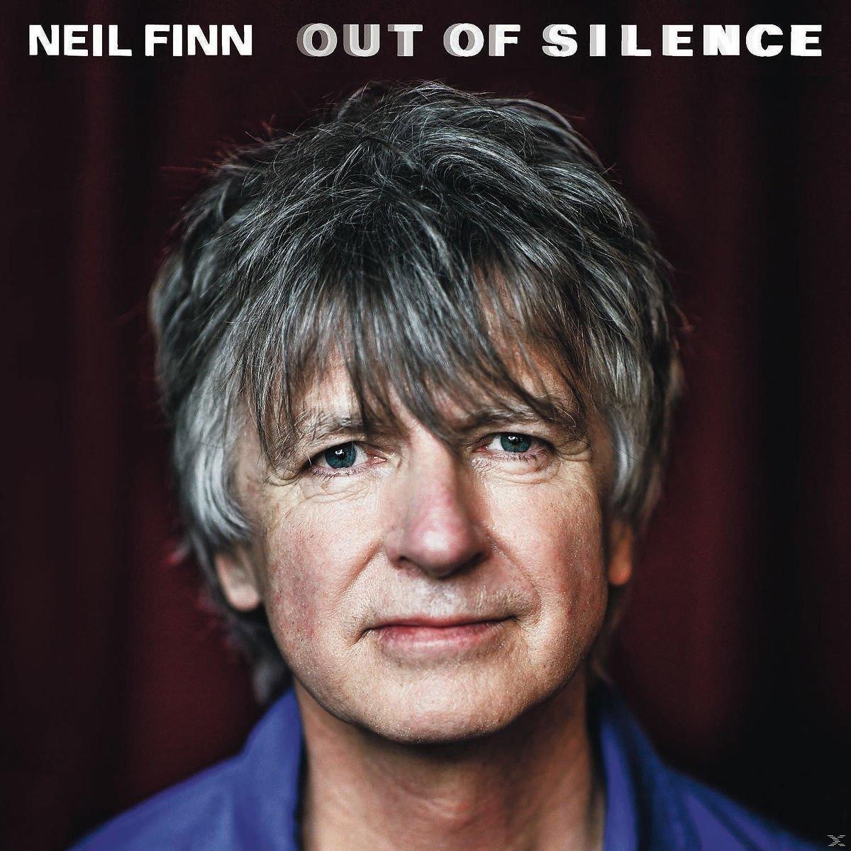 Albumhoes. Portret van een man met grijs haar, blauw overhemd en de tekst 'OUT OF SILENCE'.