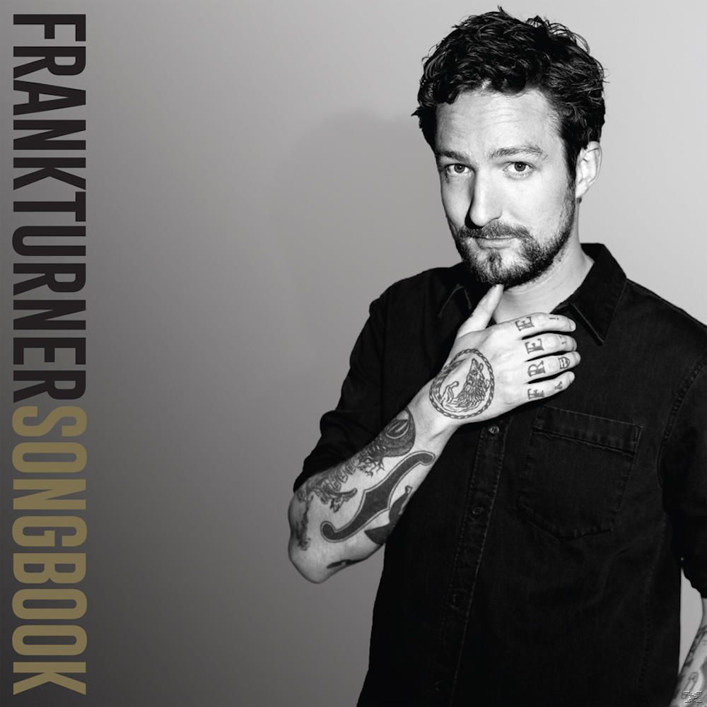 Frank Turner albumhoes. Man met tatoeages kijkt de camera in. Albumnaam is "Songbook". Zwart-wit afbeelding.