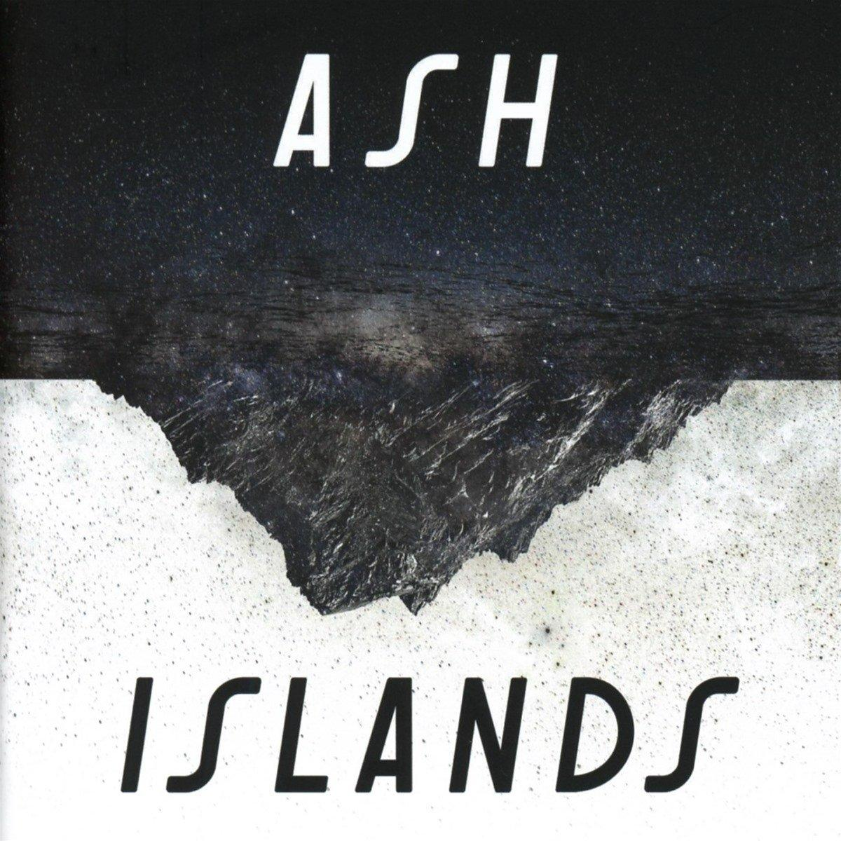 Zwart-wit albumhoes met de woorden ASH en ISLANDS, sterrenhemel boven ruige berg.