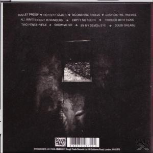 CD-Rückseite mit Titelliste und dunklem, verschwommenem Hintergrund.