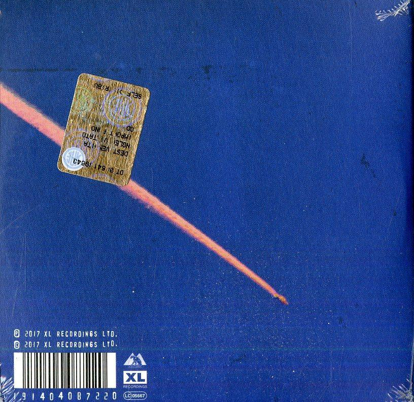 CD-Cover mit blauem Hintergrund, orangefarbenem Streifen und Aufkleber.
