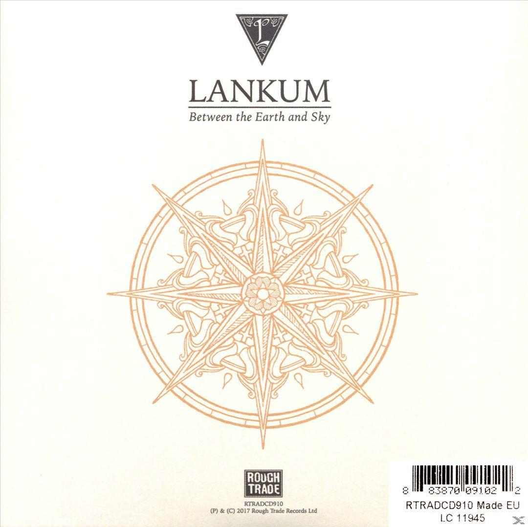 Albumcover mit Kompassrose-Design, 'Lankum - Between the Earth and Sky'.