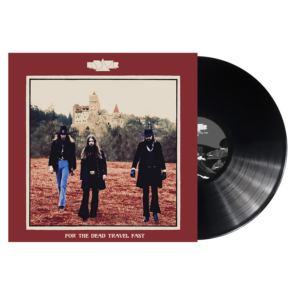 Albumcover mit Bandmitgliedern vor einem Schloss.