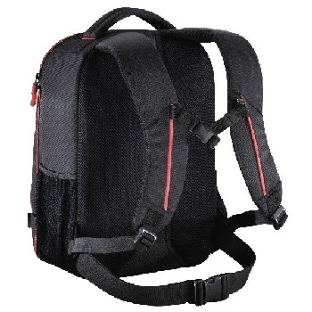 Mochila negra con detalles rojos. Correas, asa y compartimentos.