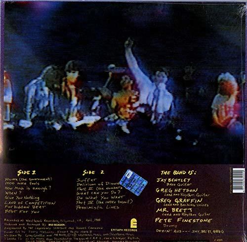 Eine Band tritt auf. Texte und Banddetails stehen auf dem Albumcover. Ein blauer Aufkleber ist sichtbar.