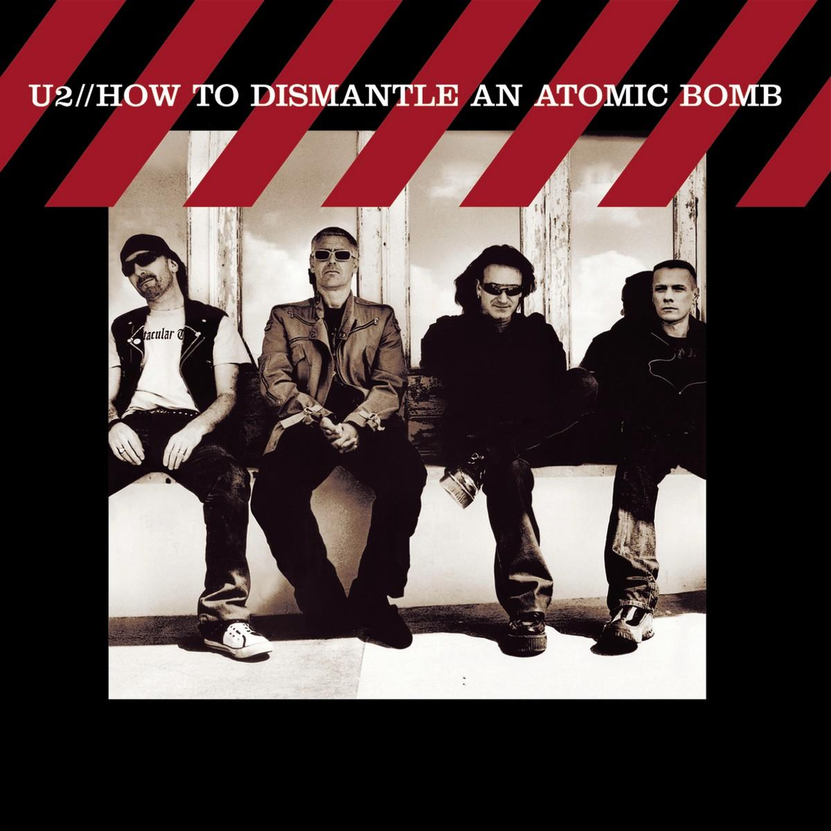 Vier Männer sitzen zusammen. Das Albumcover für U2.