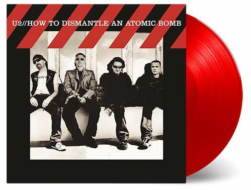 Ein U2-Albumcover mit Bandmitgliedern und einer roten Schallplatte.