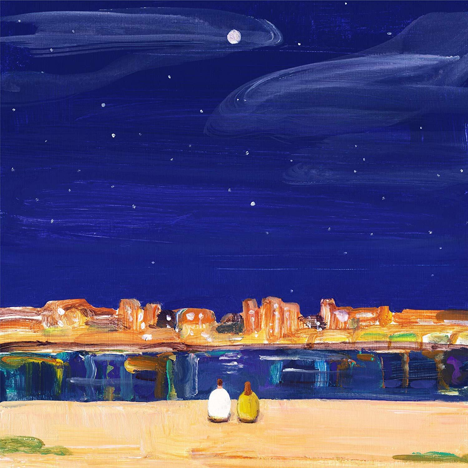 Twee figuren op een strand kijken naar een stad onder de maan.