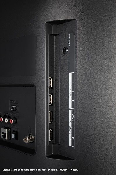 Primer plano de un panel trasero de TV negro con varios puertos: HDMI, USB y otros. Se ven algunas etiquetas.