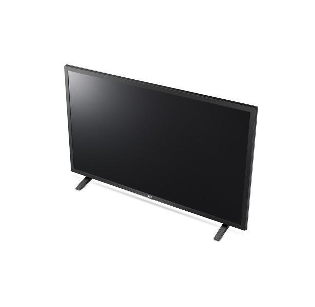 Un televisor de pantalla plana negro, ligeramente inclinado, sobre fondo blanco.