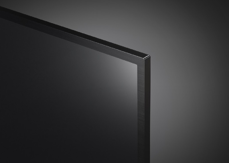 Primer plano de la esquina de una pantalla de TV negra, que muestra una superficie oscura y lisa.