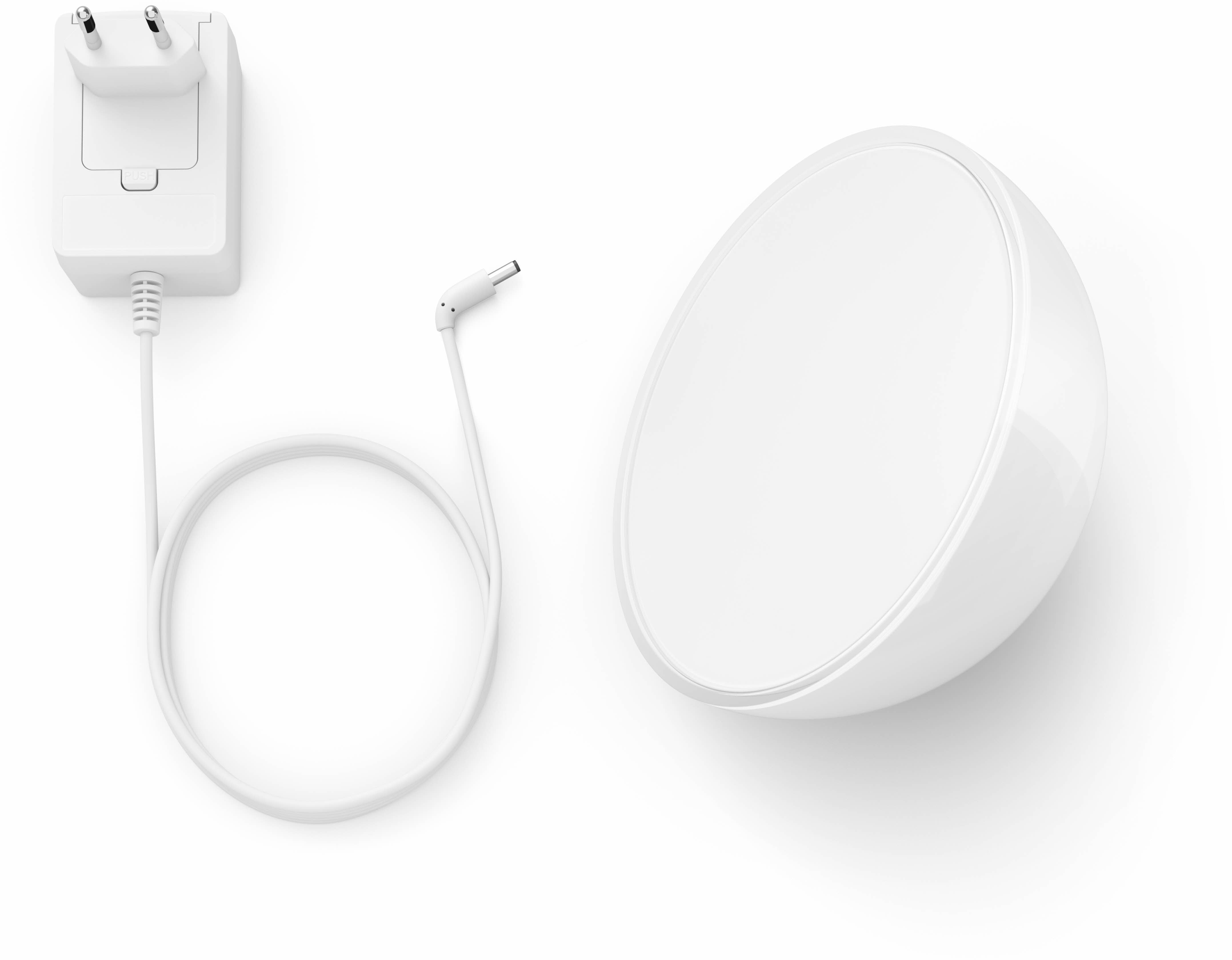 Adaptateur secteur blanc avec un câble blanc et un appareil blanc sur une surface blanche.