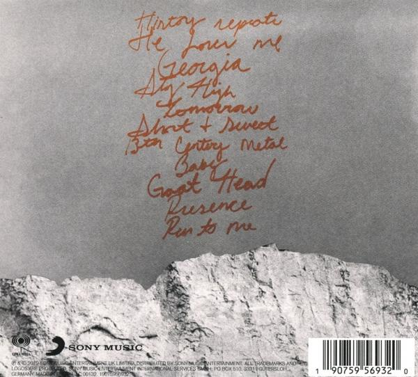 Albumcover mit handgeschriebenen Songtiteln auf grauem Hintergrund mit einer Bergsilhouette.