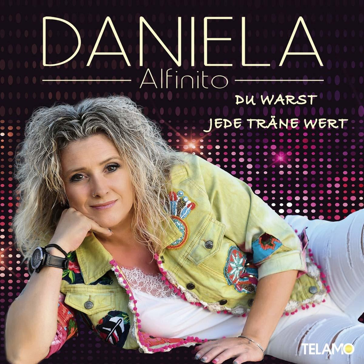 Albumcover. Frau mit lockigem Haar und Jacke. Titel: Daniela Alfinito.