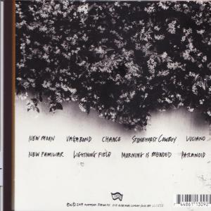 Albumcover mit einem Graustufenbild eines Busches mit kleinen weißen Blüten und Songtiteln.