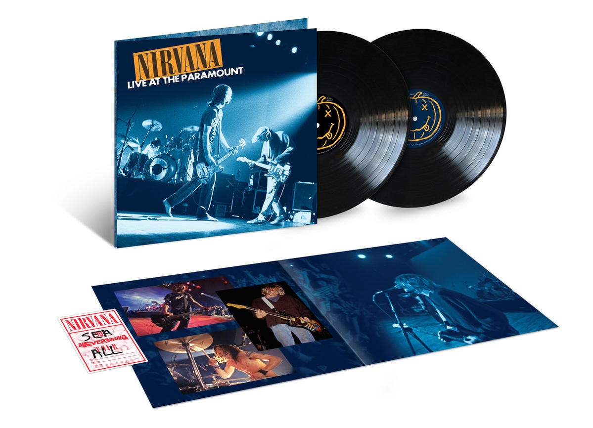 Nirvana-Albumcover mit Live-Performance-Fotos und zwei Vinyl-Schallplatten. Blaues und weißes Farbschema.