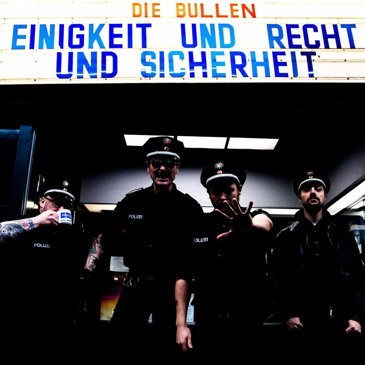 Albumcover, vier Polizisten in dunklen Uniformen. Der Titel ist auf Deutsch. Die Szene ist dunkel.