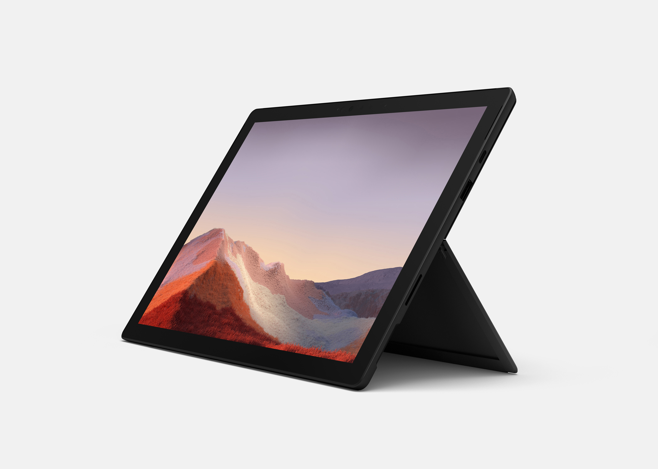 Schwarzes Microsoft Surface Tablet in geneigter Position, das eine Berglandschaft zeigt.
